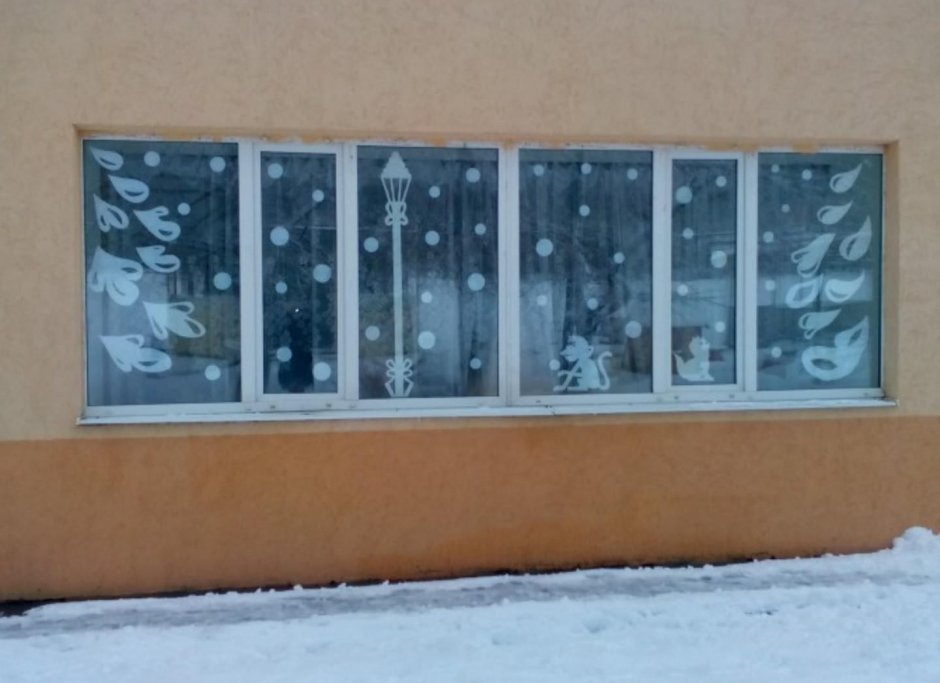 Зимнее украшение окон в детском саду