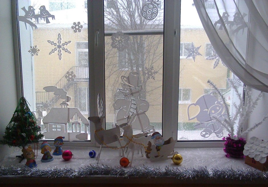 Зимние украшения на окна разноцветные
