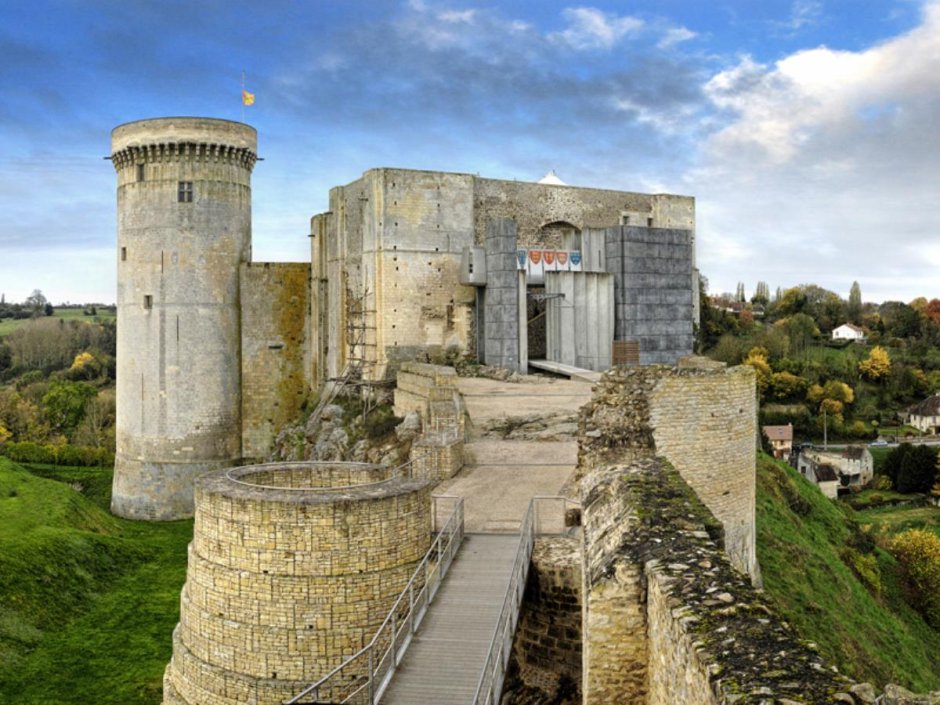 Французский замок Фалез