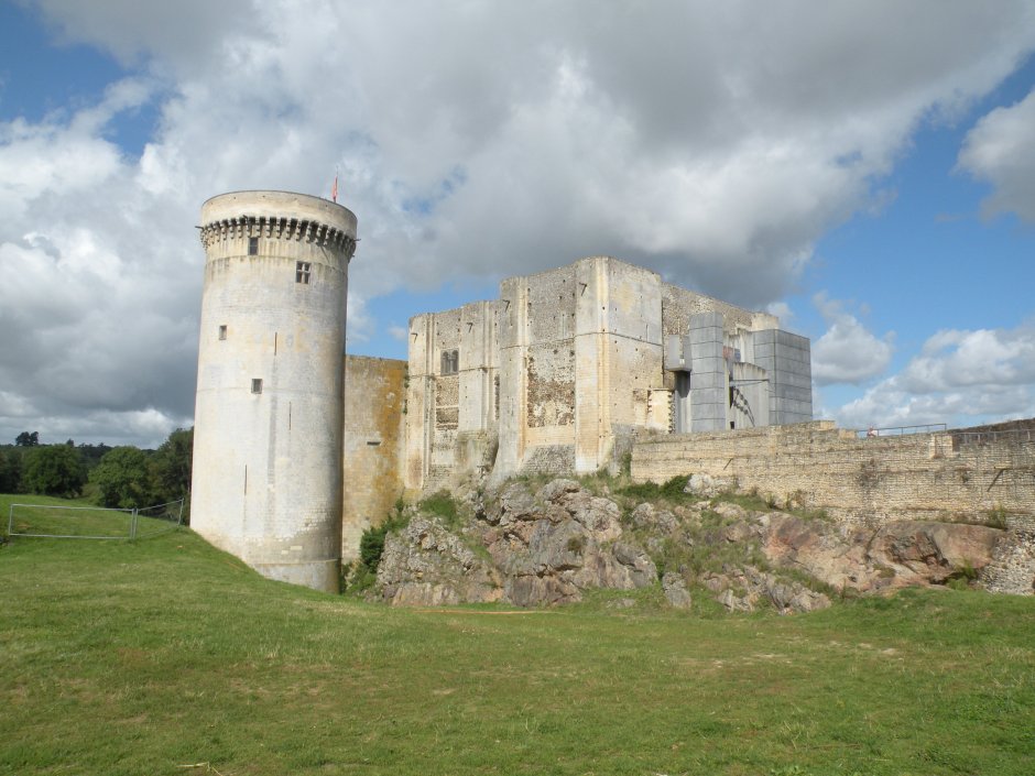 Замок Фалез фото изнутри