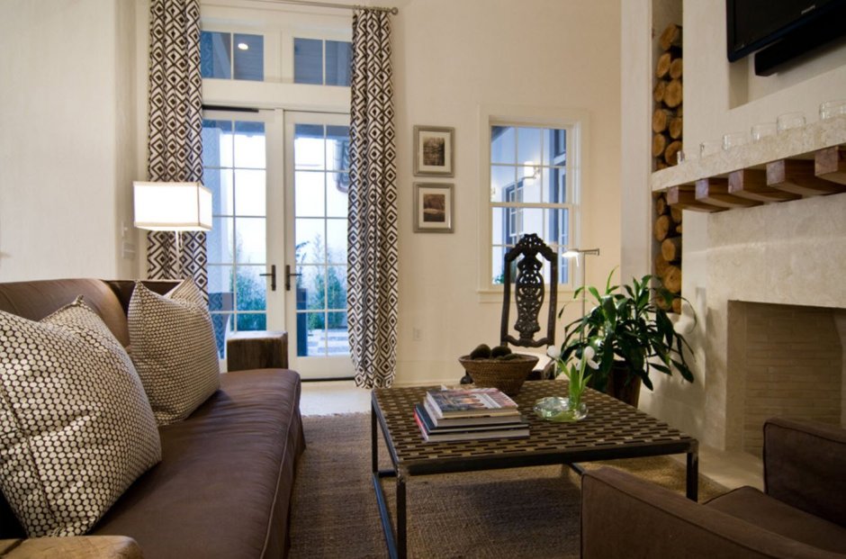 Интерьер гостиной с коричневыми окнами