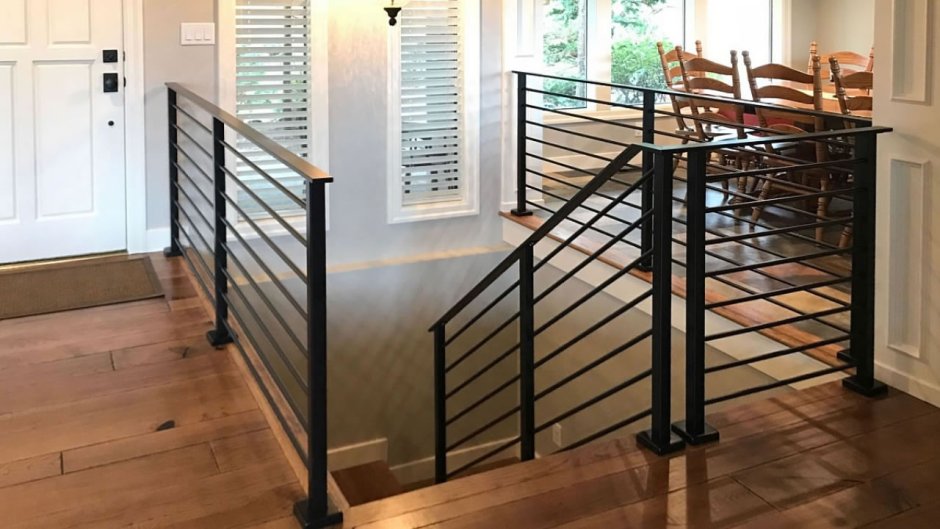 Перила для лестниц в частном доме из металла в стиле лофт