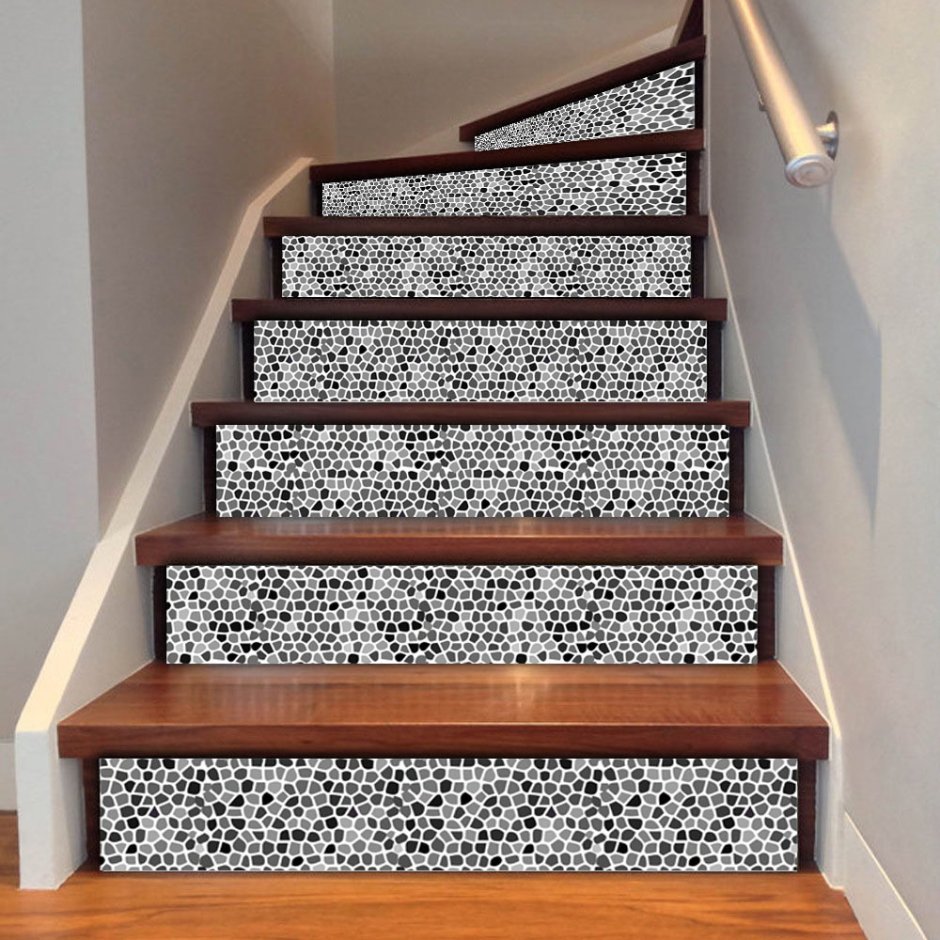 Белая винтовая лестница
