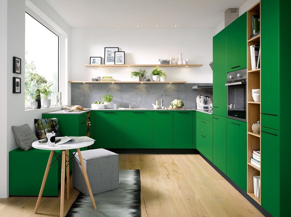 Зеленая кухня в деревянном доме