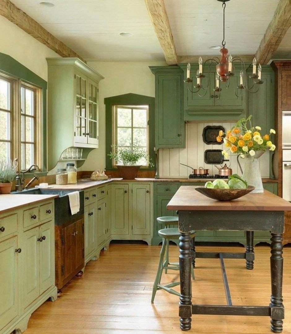 Деревянная кухня с зелеными стенами