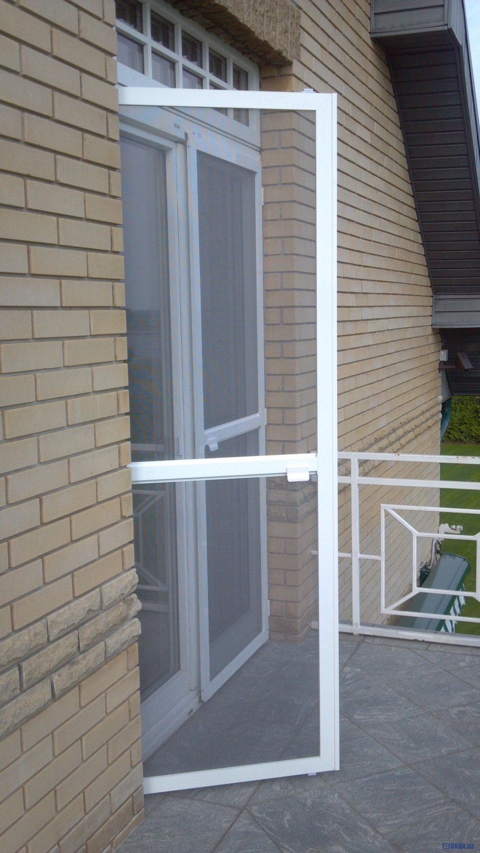 Сетка на балконную дверь с магнитами