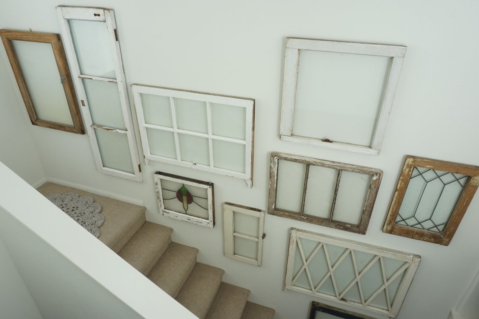 Межкомнатные окна в стене лестницы