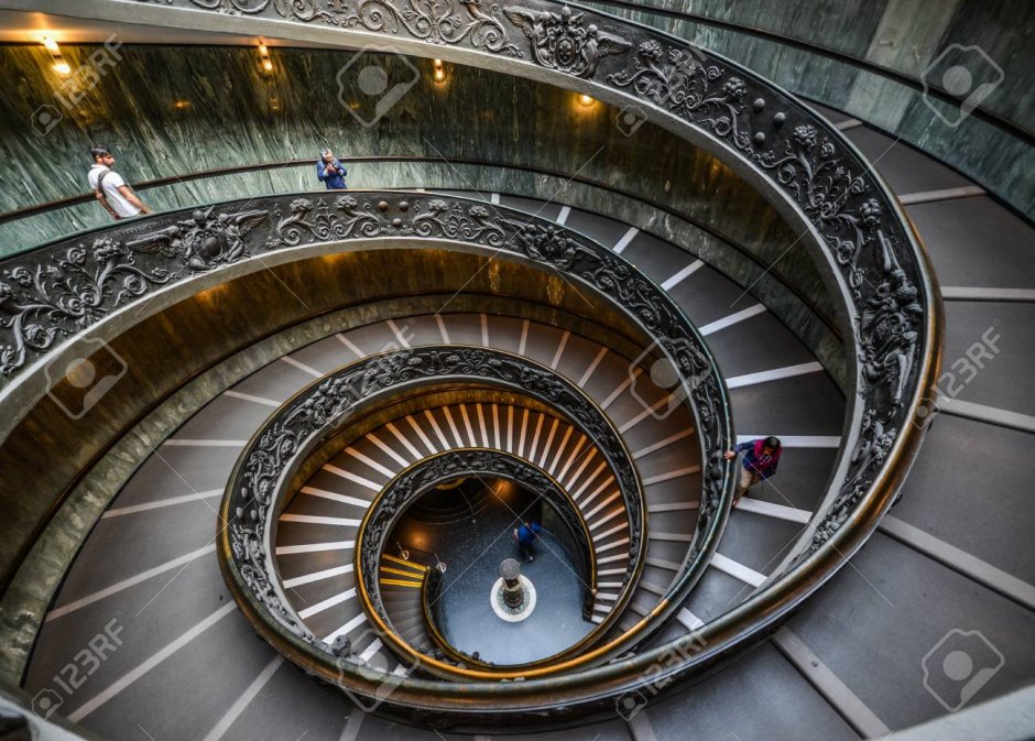 Знаменитая круглая лестница Италии город