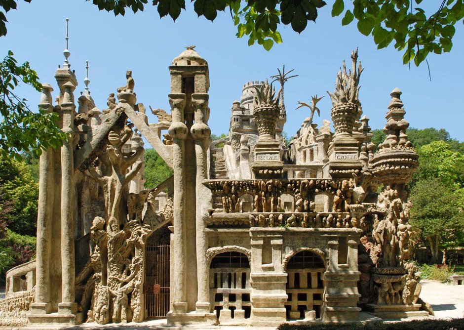 Дворец Фердинанда Шеваля в городе Отрив Франция