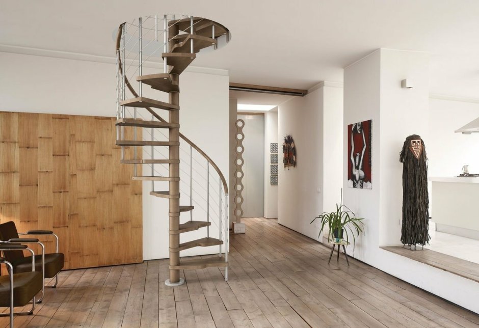 Винтовая лестница в доме на второй этаж
