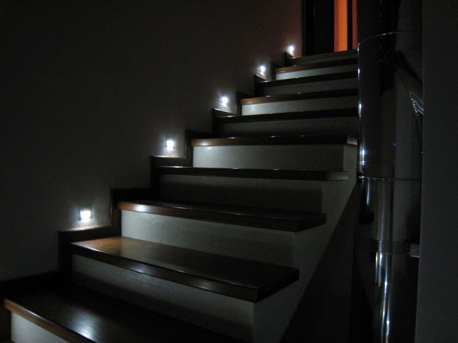 Светодиодная лента на лестнице