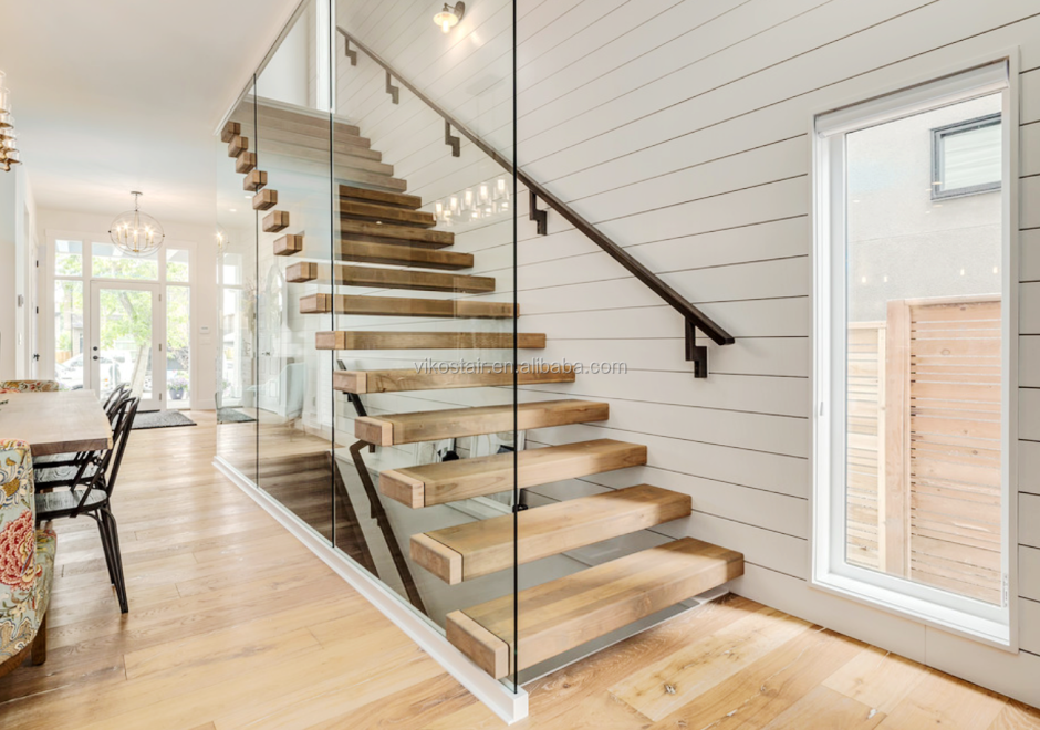 Лестница со стеклянными перилами в деревянном доме