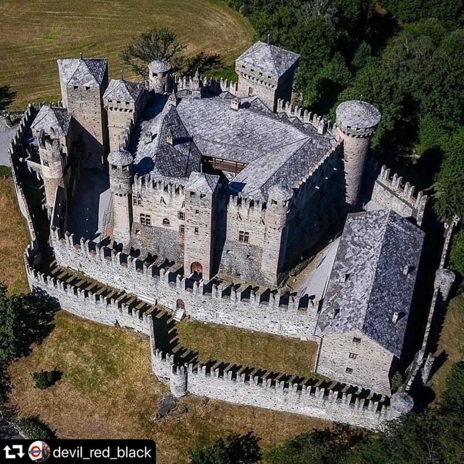 Замок Фенис Италия