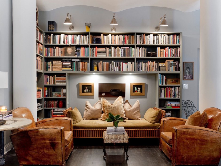 Современный книжный шкаф до потолка