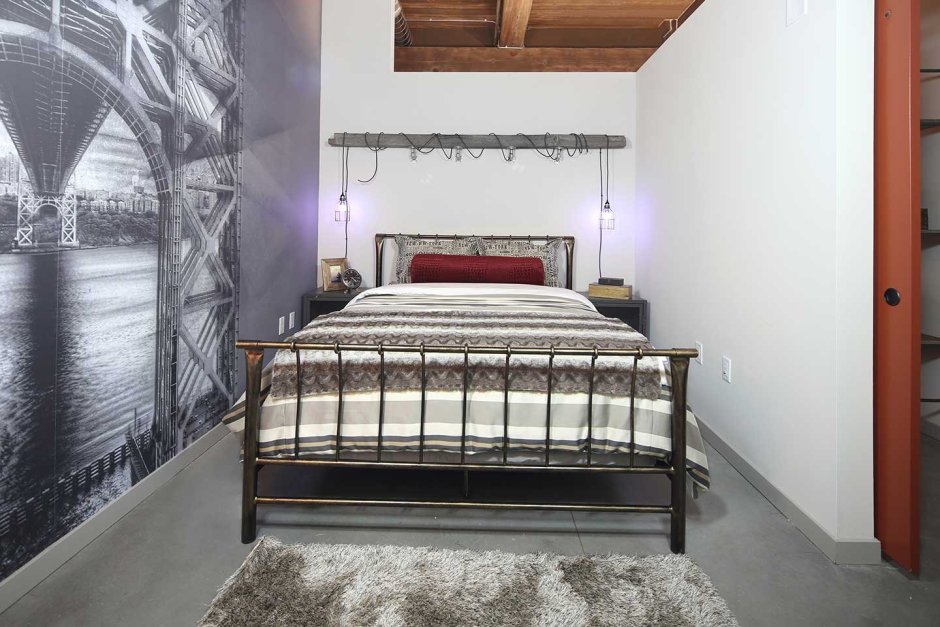 Спальня в стиле лофт с металлической кроватью
