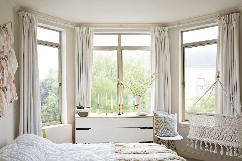 Спальня с эркерными окнами
