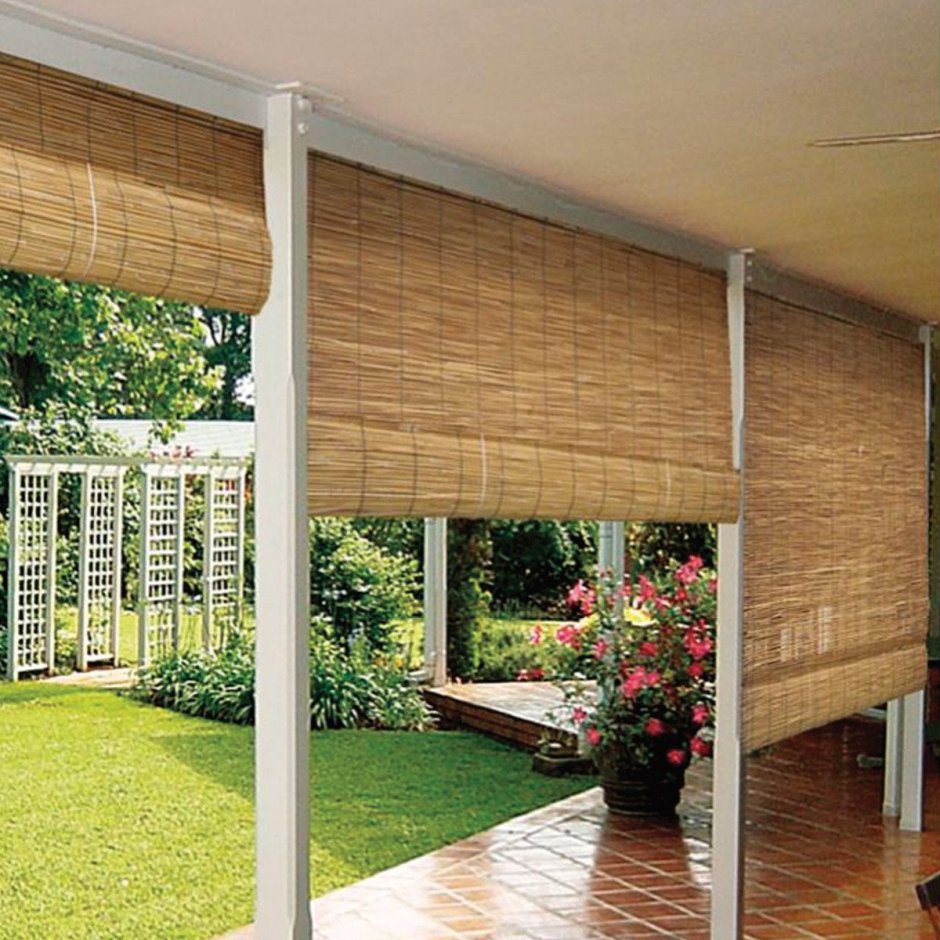 Бамбуковые шторы на открытой веранде