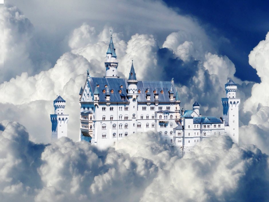 Замок Нойшванштайн в облаках