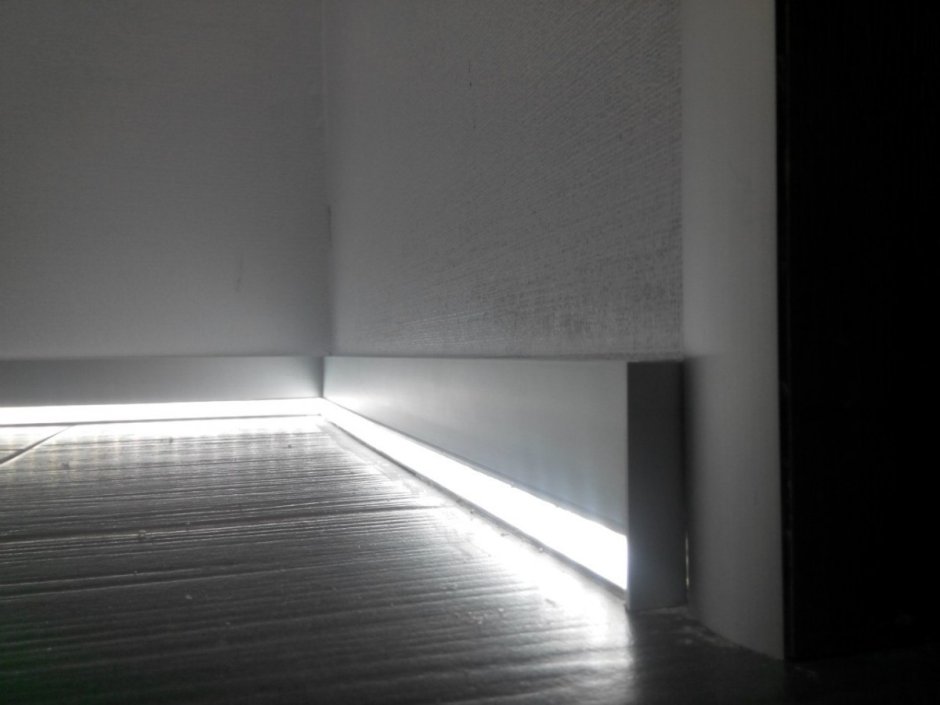 Подсветка в коридоре снизу с датчиком движения