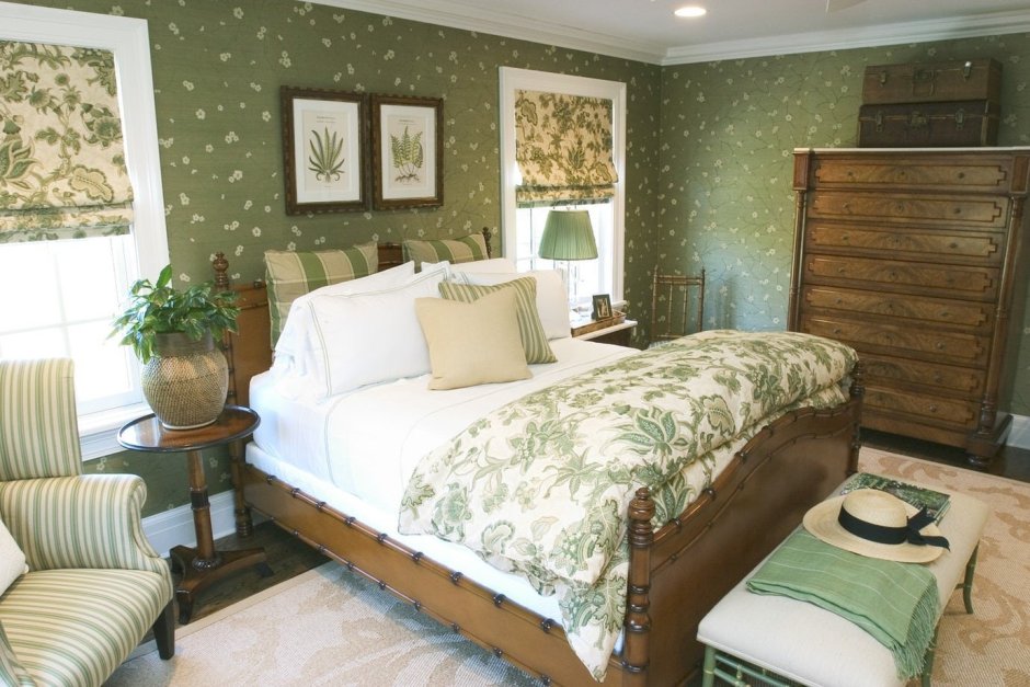 Спальня с зелеными обоими