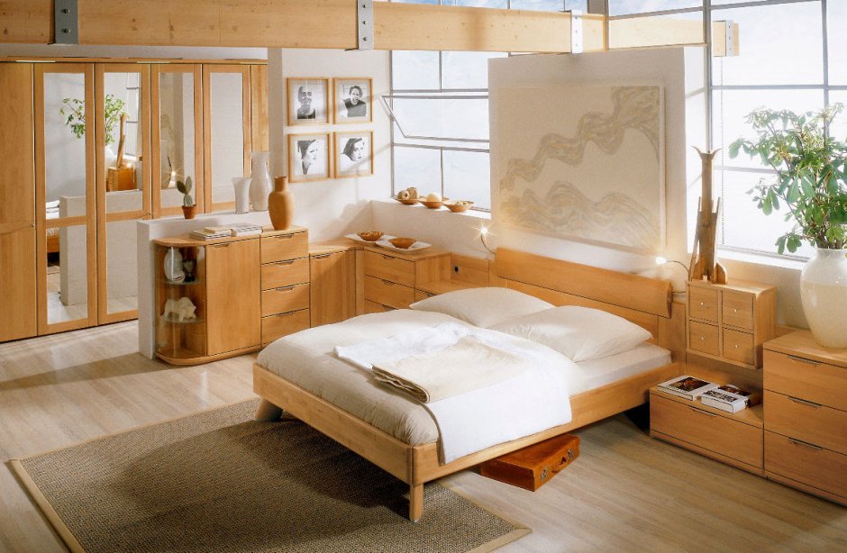 Спальня с мебелью из светлого дерева
