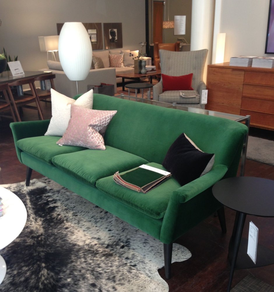 Изумрудные шторы в интерьере гостиной