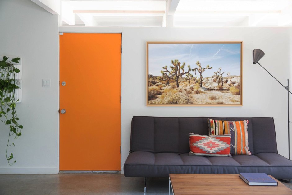 Интерьер дверь с оранжевыми элементами