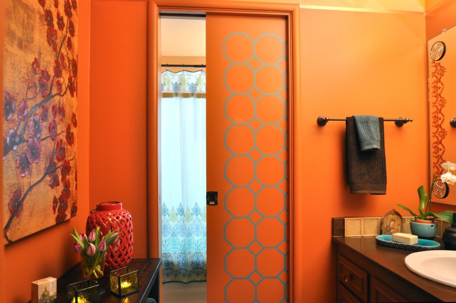 Комната с оранжевыми обоями