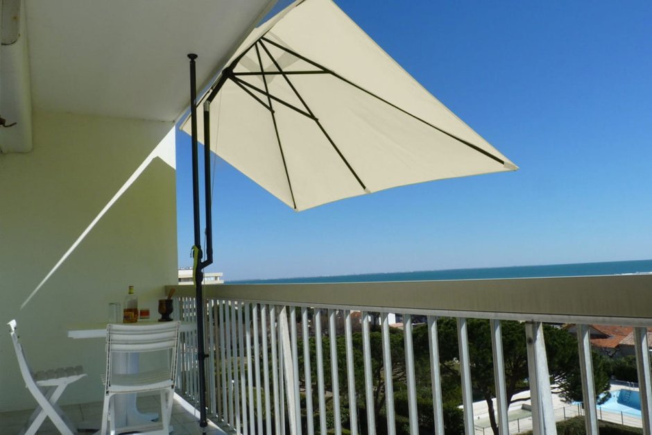 Зонт специальный для балкона