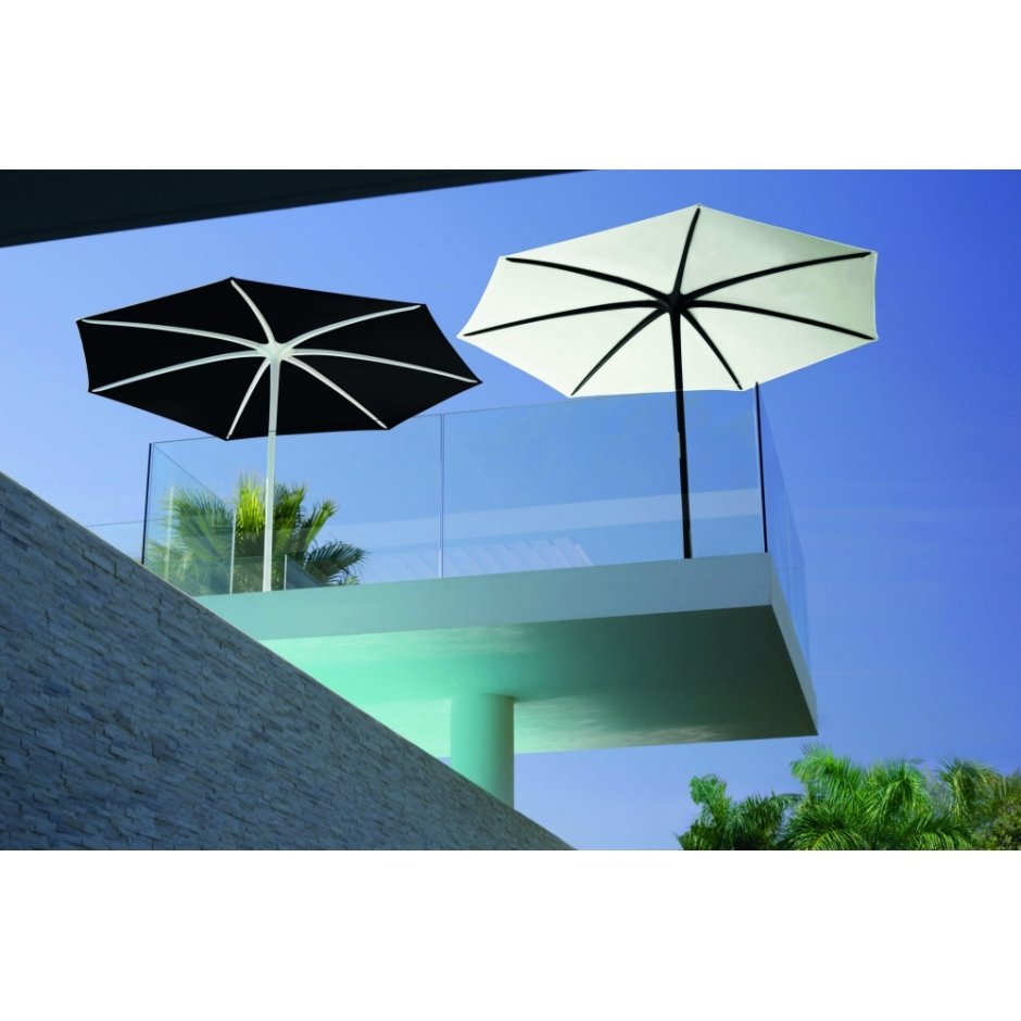 Зонт на открытом балконе