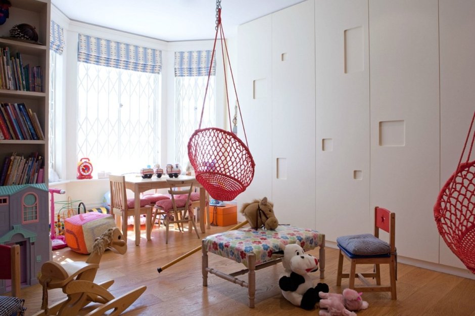 Детская комната с подвесными цветами