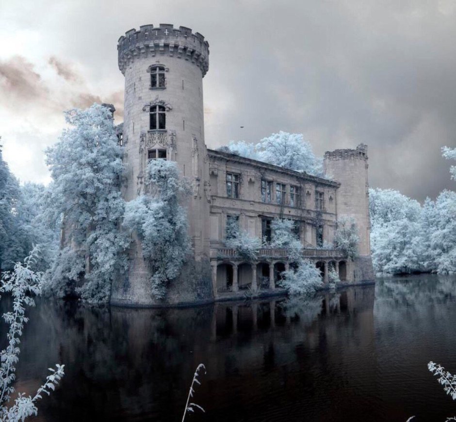 Заброшенный замок мот-Шанденье Франция