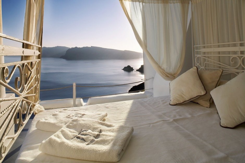 Кровать у окна с видом на море