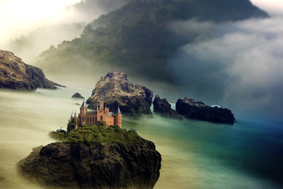 Море горы замок