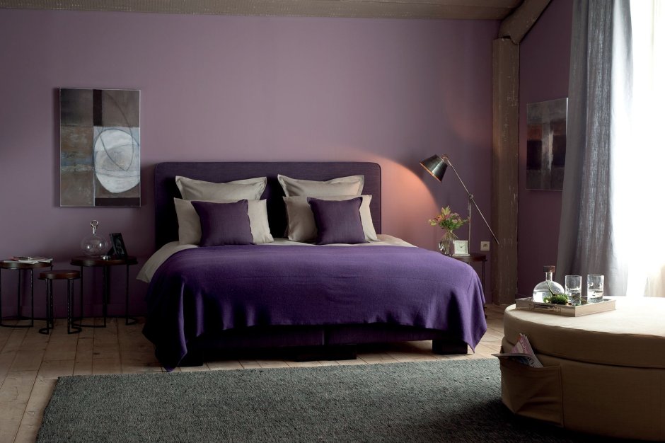 Кровать в фиолетовом цвете в интерьере