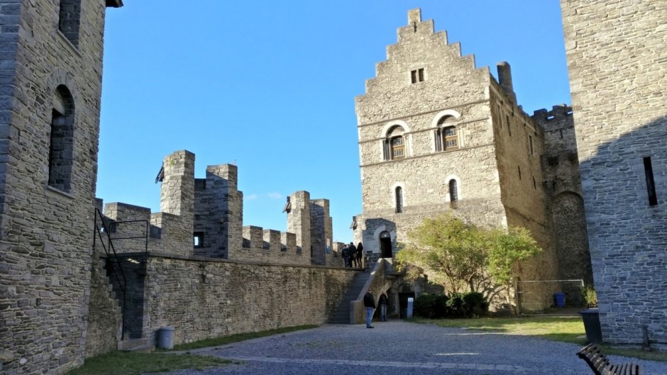 Замок графов Фландрии Бельгия