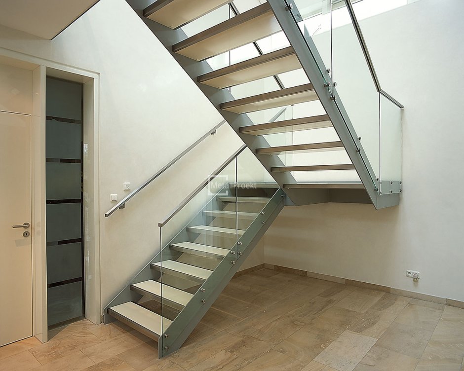 Лестница на металлокаркасе в интерьере современный стиль