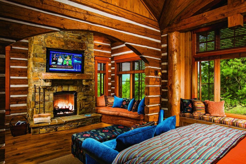 Деревянная спальня с камином