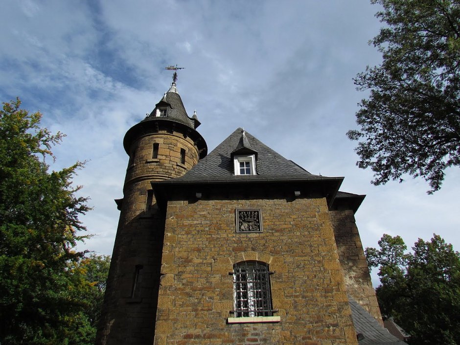 Средневековый замок Эльц Германия