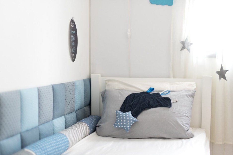 Подушки на стене вдоль кровати