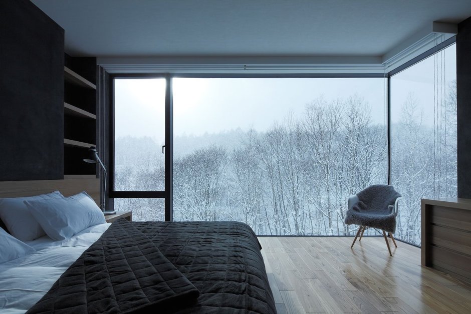 Интерьер спальни с окном на Север