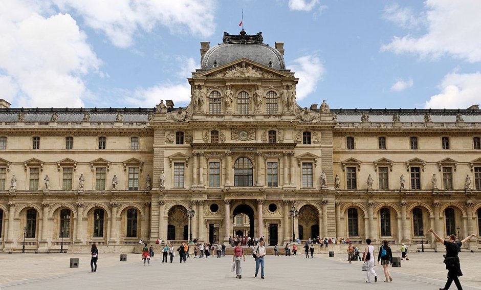 Луврский дворец Луи лево