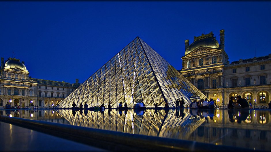 Стеклянная пирамида Лувра в пари