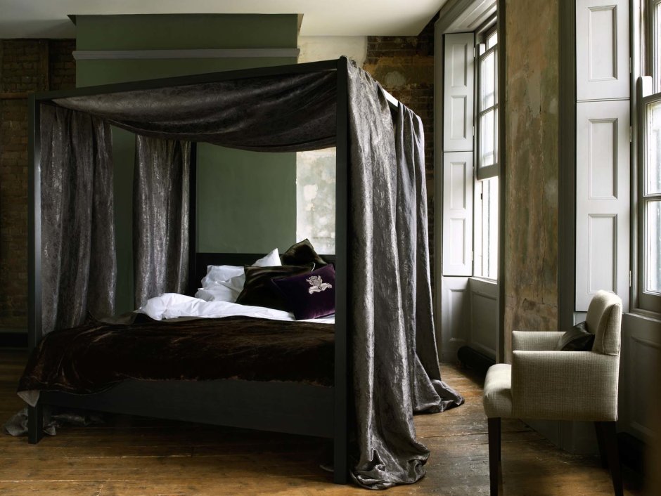 Кровать с балдахином темная