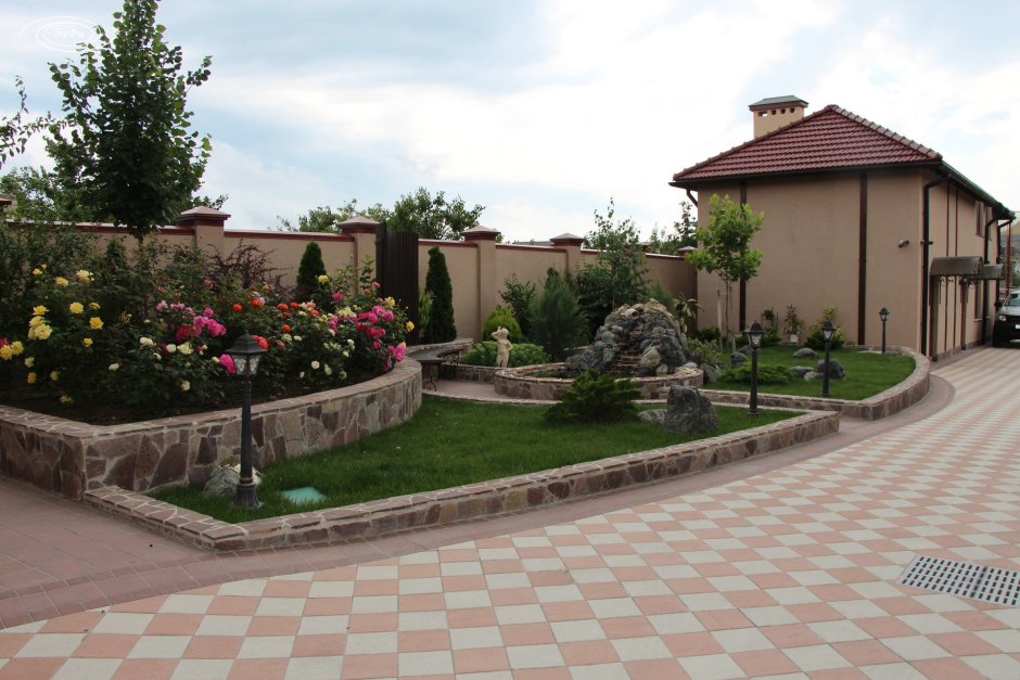 Ландшафтный дизайн двора в частном доме в Крыму