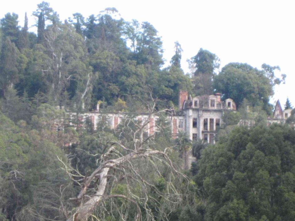 Заброшенный замок в Абхазии принца Ольденбургского