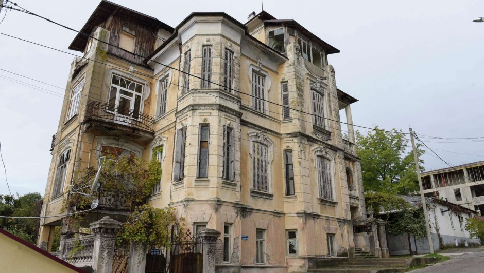 Заброшенный дворец князя в Абхазии