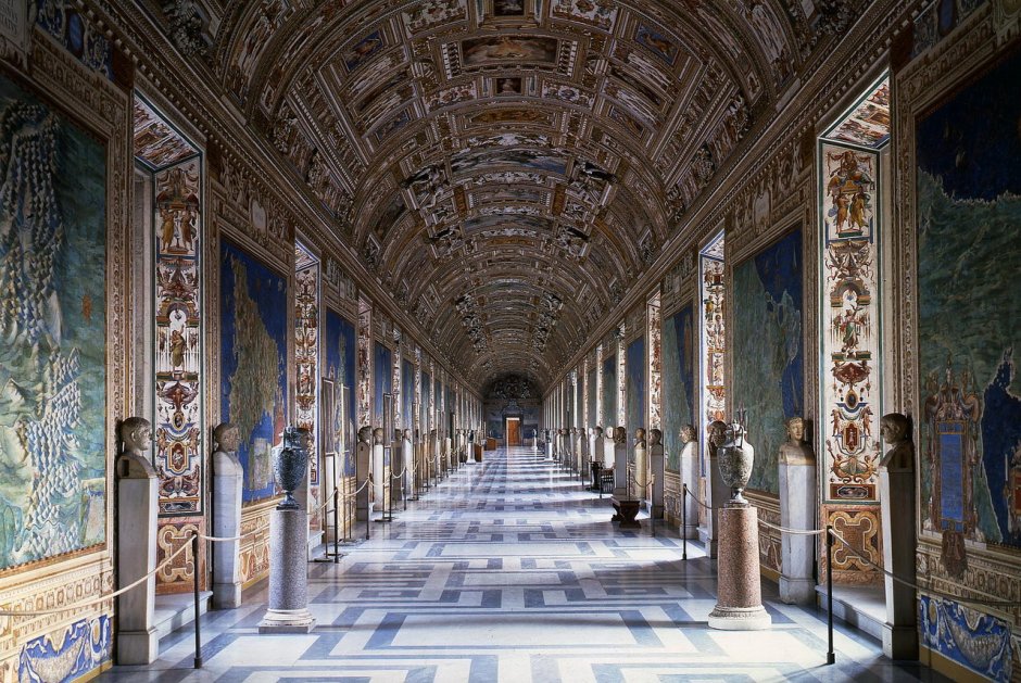 Галерея канделябров в Ватикане