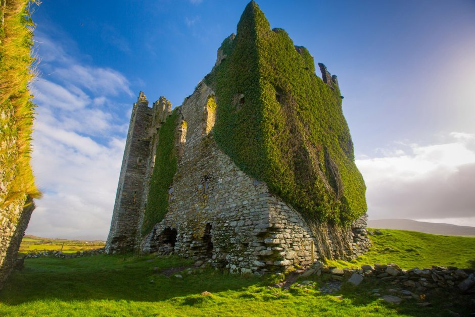 Руины замка Бэлликэрбери Ирландия