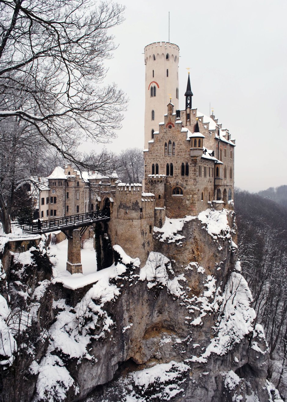 Замок Лихтенштейн Германия зимой